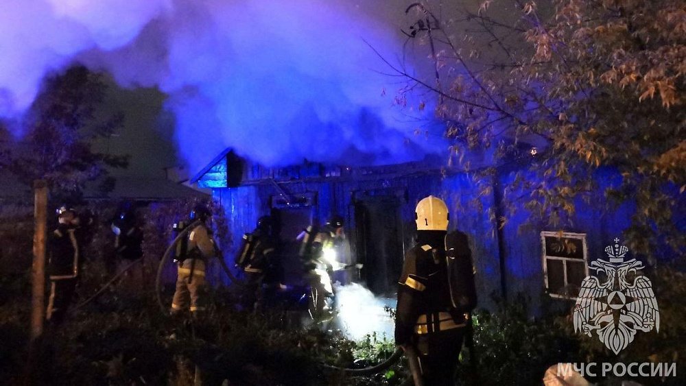 В Челябинске ночной пожар уничтожил двухэтажный жилой дом