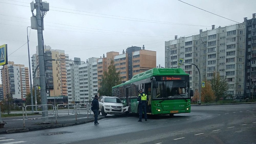 В Челябинске автобус столкнулся с Volkswagen