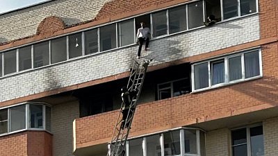 В Челябинске сотрудники МЧС сняли мужчину с балкона на 9 этаже