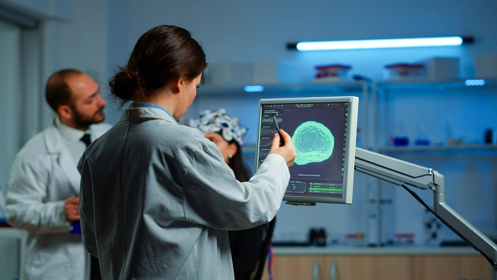 Головные боли и панические атаки являются основанием для энцефалограммы