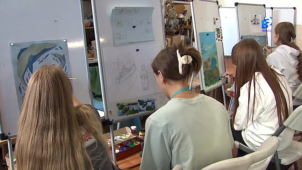 Миасских художниц наградили в МИД России