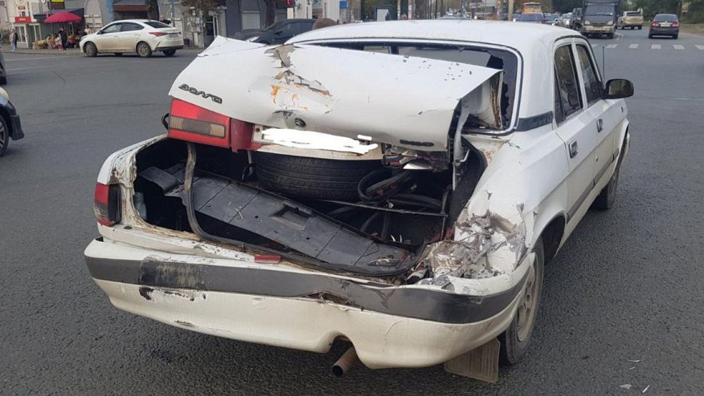 КамАЗ столкнулся с «Волгой» в Металлургическом районе Челябинска