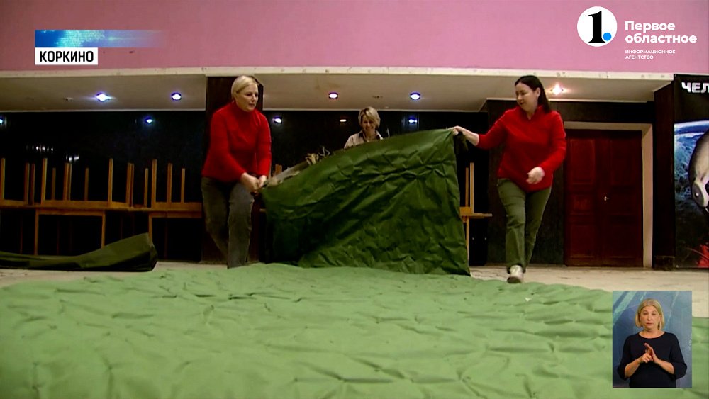 Мастерицы шьют тент для чебаркульской дивизии