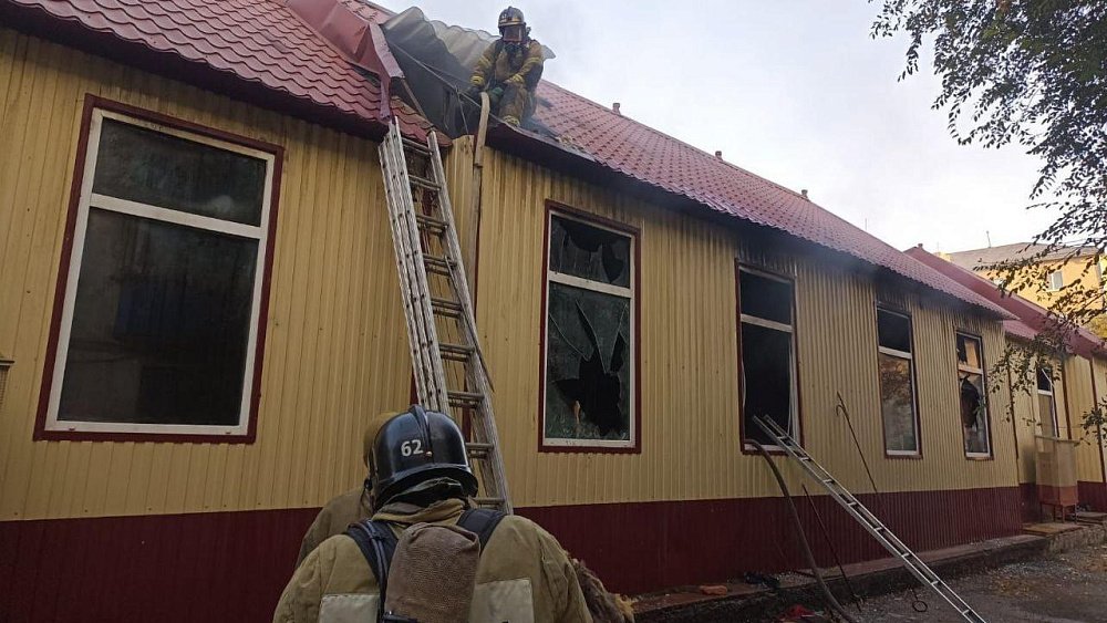 В Карталах загорелся одноэтажный торговый комплекс