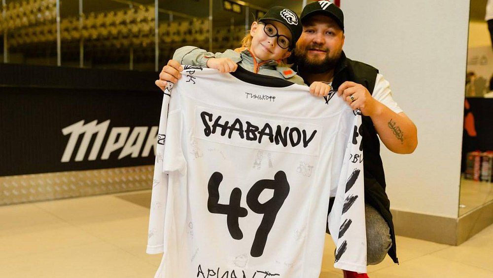 Хоккейный клуб «Трактор» собрал более 400 тысяч рублей на благотворительном аукционе