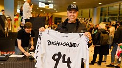 Хоккейный клуб «Трактор» собрал более 400 тысяч рублей на благотворительном аукционе