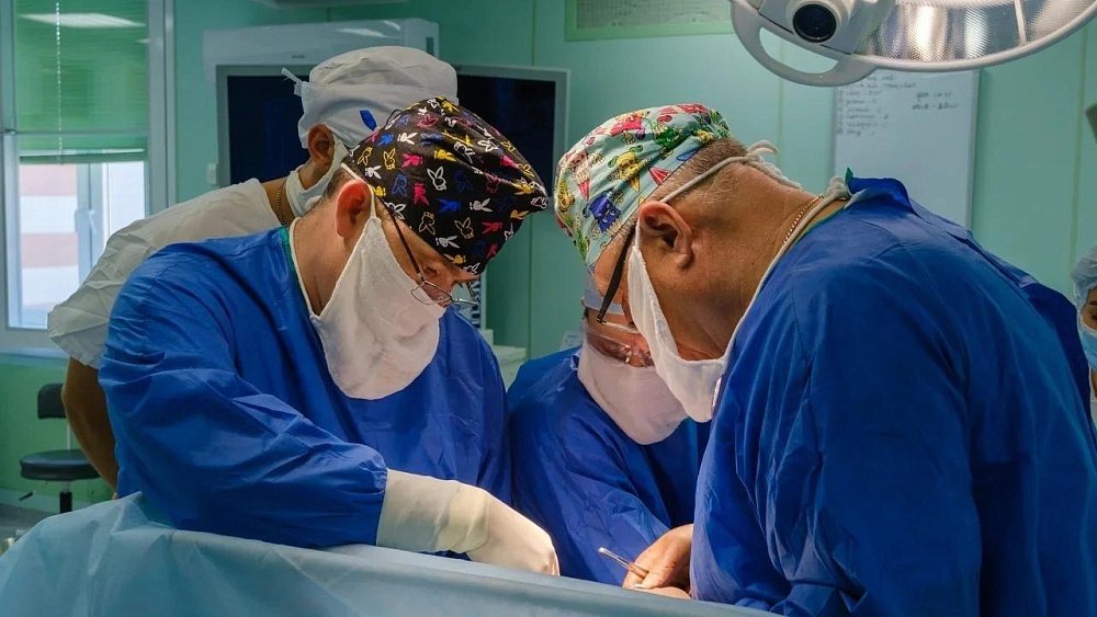 Детские хирурги из Челябинска впервые удалили опухоль печени без разрезов