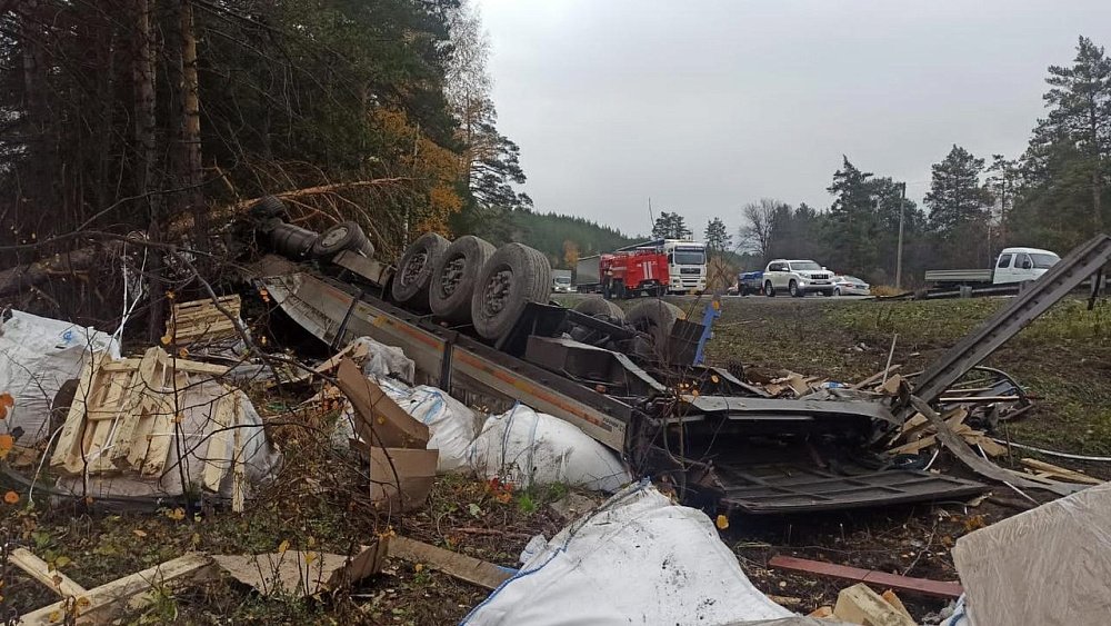На трассе в Катав-Ивановском районе водитель погиб в перевернувшейся фуре