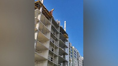 В Челябинске местные жители жалуются на падающий строительный мусор
