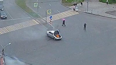 В Челябинске легковой автомобиль загорелся на ЧМЗ