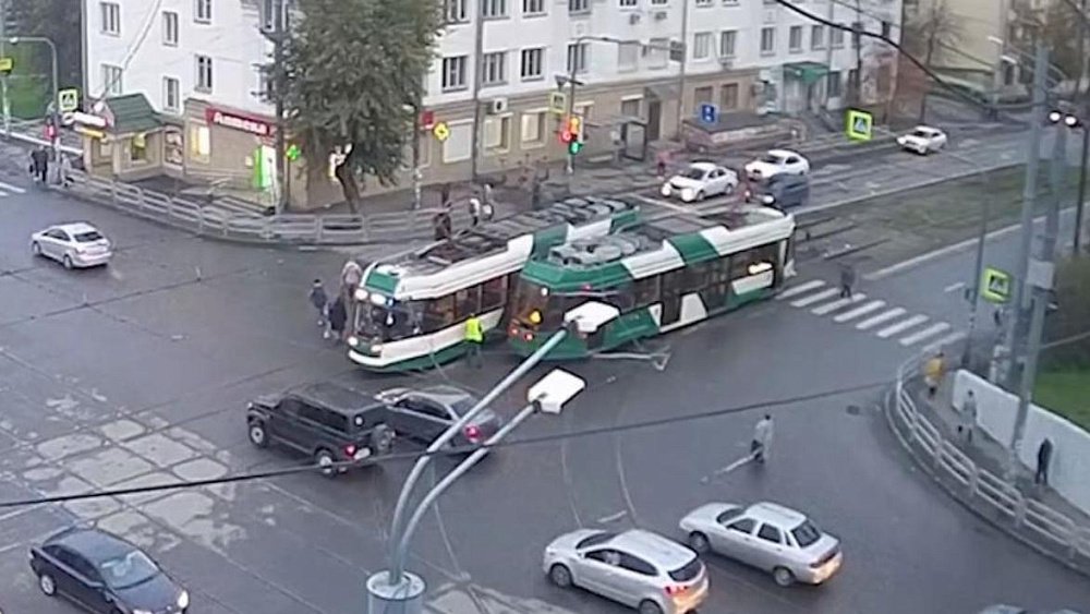 На перекрестке в центре Челябинска столкнулись два трамвая