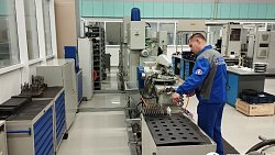 Губернатор Алексей Текслер посетил учебно-производственный центр машзавода «Агрегат»