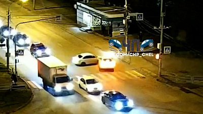 В Челябинске машина выехала на тротуар после ДТП
