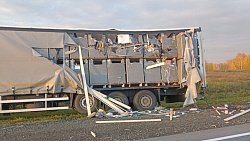 На трассе в Челябинской области уснувший водитель грузовика столкнулся со встречной машиной