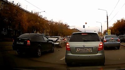 В Магнитогорске столкнулись три автомобиля