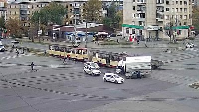 В Челябинске трамвай протаранил грузовой автомобиль