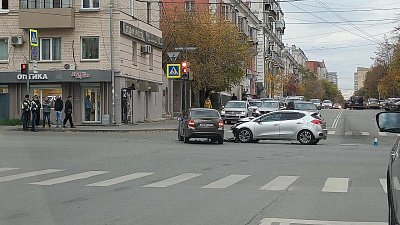 В центре Челябинска столкнулись два легковых автомобиля
