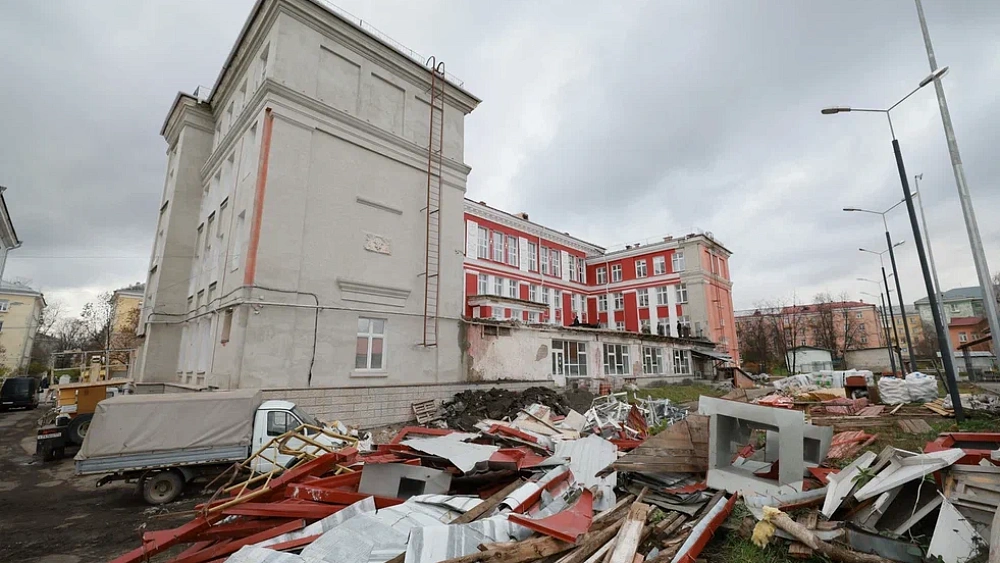 Алексей Текслер раскритиковал строителей из‑за срыва сроков на ремонте школы в Трехгорном