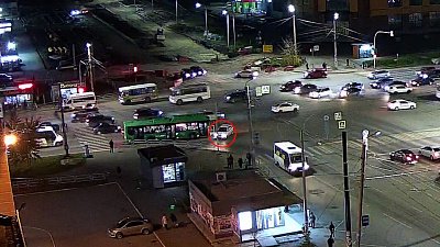 В Челябинске автобус с пассажирами столкнулся с легковым автомобилем