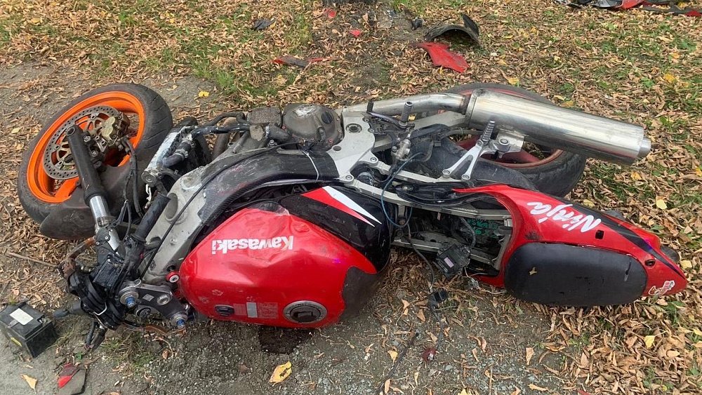 В Озерске мотоциклист врезался в дерево и погиб