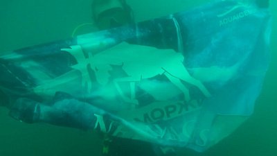 Моржи из Миасса растянули флаг на глубине 32 метра