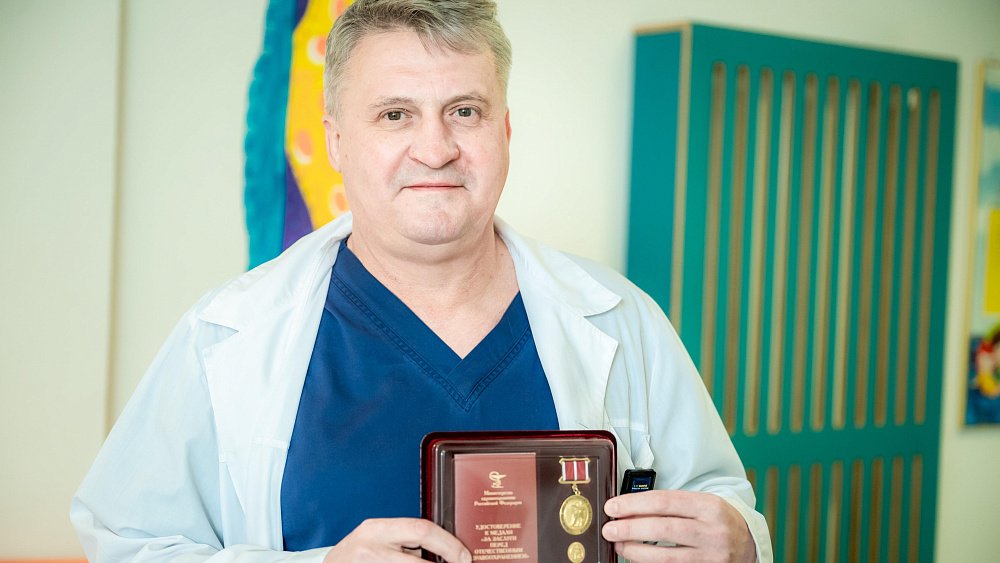 Челябинец получил медаль за заслуги перед отечественным здравоохранением