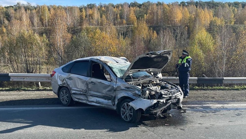Водитель Lada пострадал после столкновения с фурой в Челябинской области