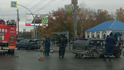 Выезжали спасатели: в Челябинске столкнулись две легковушки