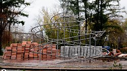 В Челябинске начали монтировать каток в парке Терешковой