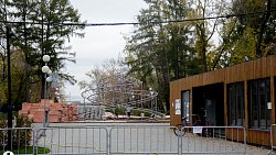 В Челябинске начали монтировать каток в парке Терешковой