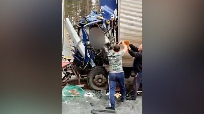 Водителя фуры зажало в кабине после ДТП на трассе в Челябинской области