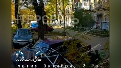 Молодые люди за рулем ВАЗ-2107 протаранили забор во дворе дома в Челябинске