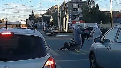 Велосипедист столкнулся с пешеходом на дороге в Магнитогорске