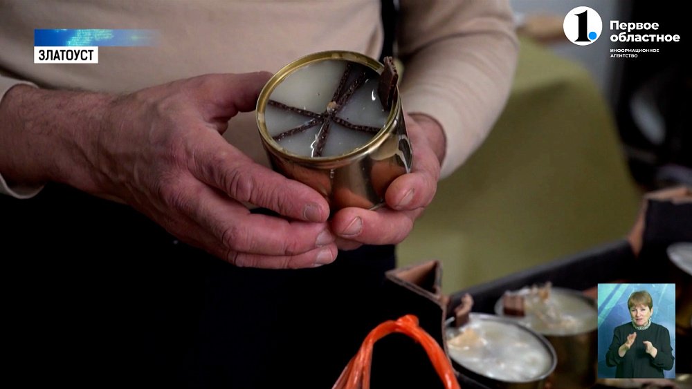 Волонтёры из Златоуста делают свечи для участников спецоперации