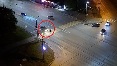 Три человека попали под колеса автомобиля в Челябинске