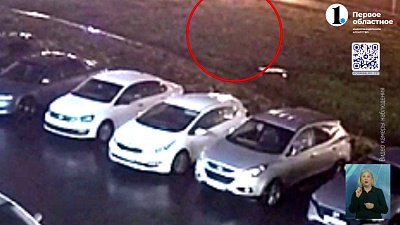 В Челябинске из окна на автомобили скинули телевизор