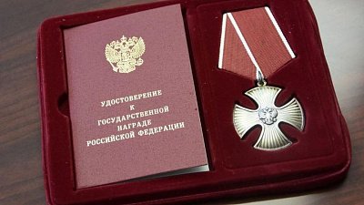 Челябинскому депутату Олегу Колесникову вручили орден Мужества