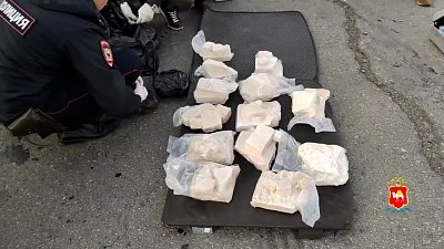 Полицейские в Красноармейском районе изъяли из багажника автомобиля почти 20 килограммов наркотиков