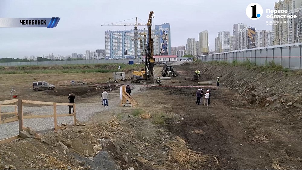 В Челябинске продолжают строительство крытого футбольного манежа