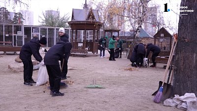 Челябинские футболисты приняли участие в субботнике на территории зоопарка