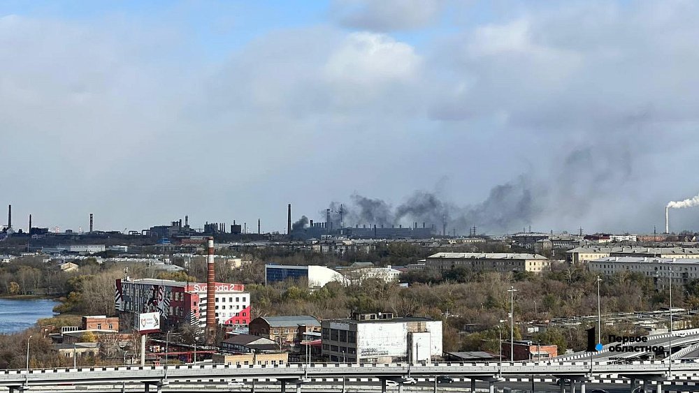 В промзоне Челябинска загорелись два гаражных бокса