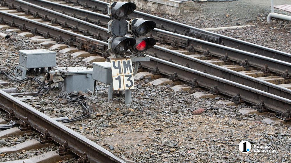 Мужчина погиб под колесами поезда в Челябинской области