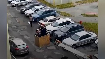 В Челябинске мужчина спел на крыше трансформаторной будки