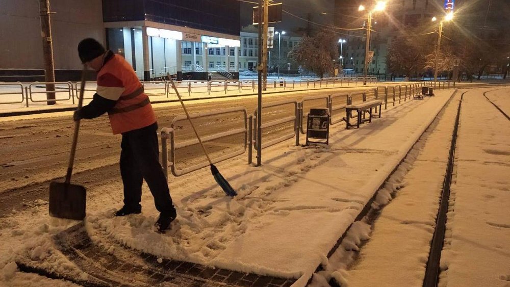 Из-за первого снега челябинские дорожники обработали опасные участки реагентами