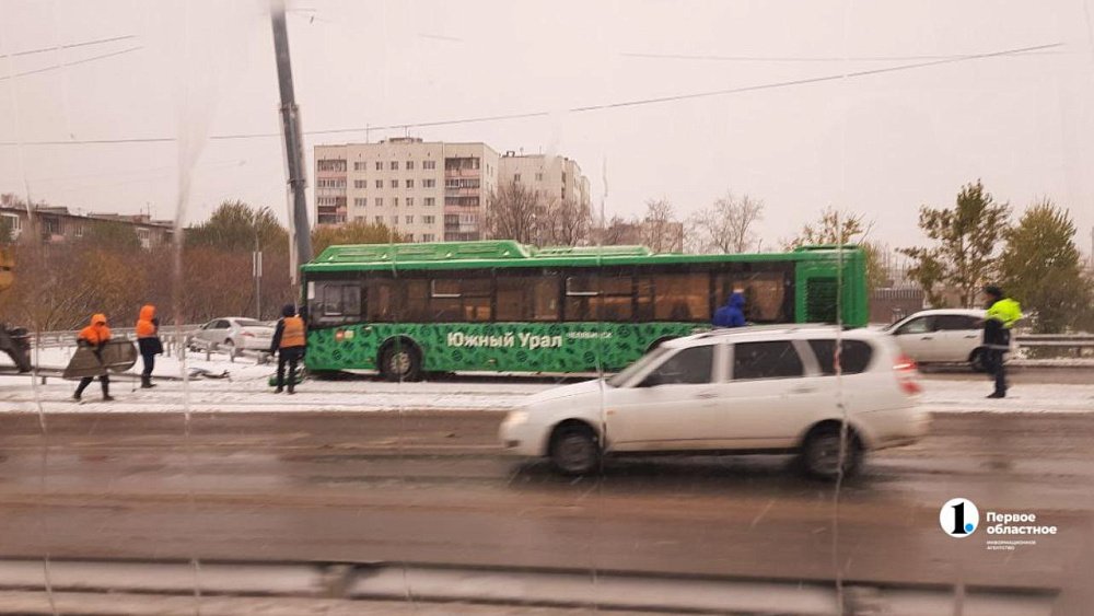 11 человек госпитализировали после столкновения автобуса с легковушкой в Челябинске