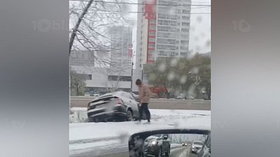 В Челябинске образовались автомобильные пробки из-за снегопада