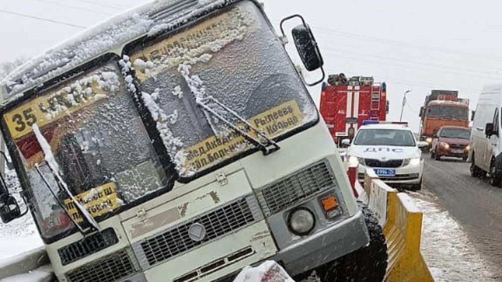 В Челябинске водитель маршрутки врезался в ограждение