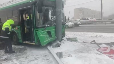 В Челябинске автобус врезался в столб после ДТП
