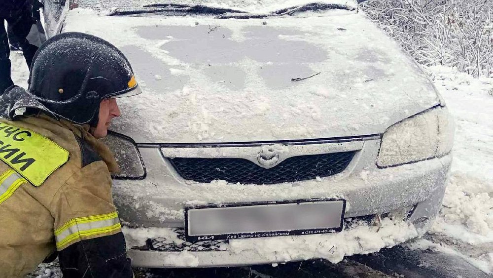 В Челябинской области автомобиль вылетел в кювет на скользкой дороге