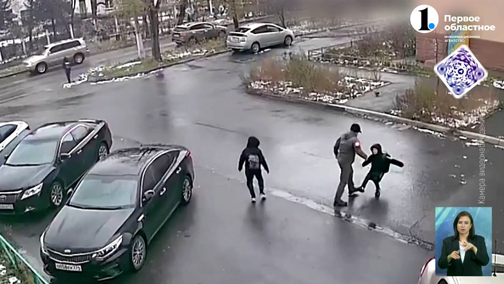 В Миассе мужчина набросился на школьников с кулаками